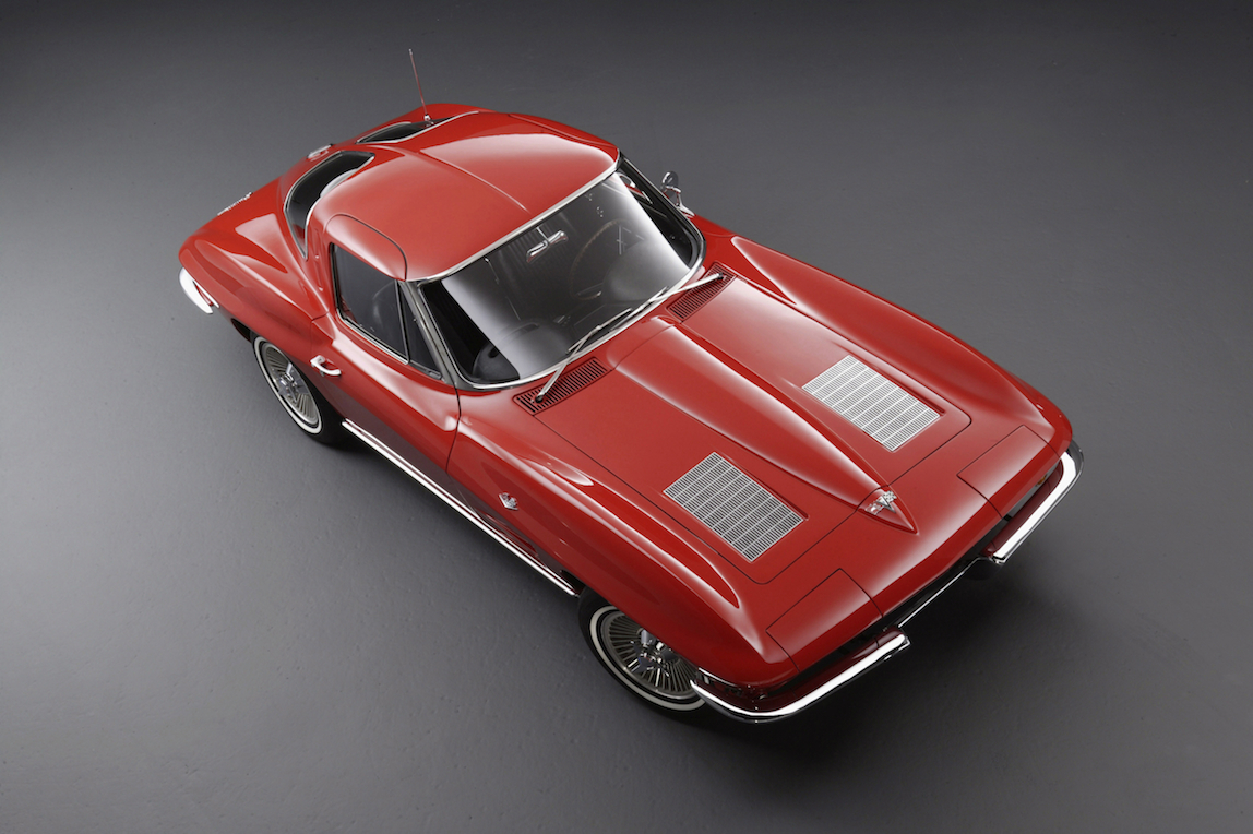 1963, l'apparition de la nouvelle Chevrolet Corvette crée l'événement avec son style radical et son rapport prix/performances imbattable(archives copyright AgrippA-mediA /// archives GM)