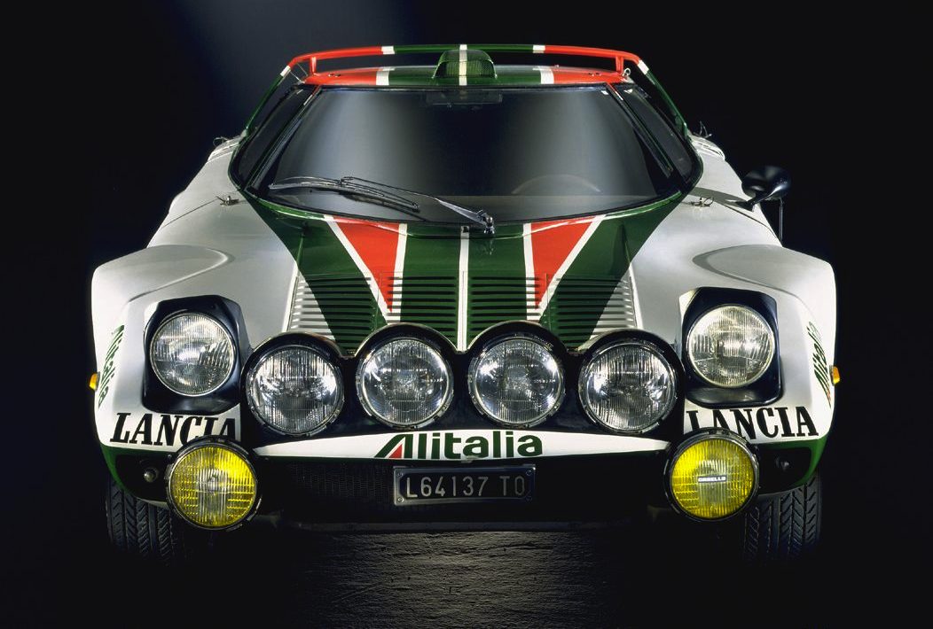 La Lancia Stratos dans sa robe la plus connue (et la plus copiée...), aux couleurs de la compagnie aérienne italienne Alitalia.(copyright archives AgrippA-mediA /// archives Fiat Auto Groupe)