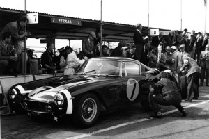 En 1961, au Tourist Trophy de Goodwood qu'il va remporter, toujours Stirling Moss. Même décoration que l'année précédente, mais nouvelle Ferrari 250 GT, châssis n°2735GT.<br />(copyright archives AgrippA-mediA /// archives Stirling Moss)