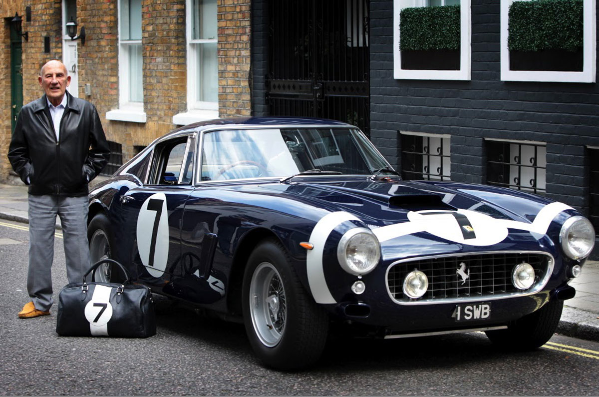 Sir Stirling Moss fait partie des pilotes qui ont contribué à forger la légende de la berlinette Ferrari 250 GT châssis court(copyright archives AgrippA-mediA /// archives Caracalla Bags)