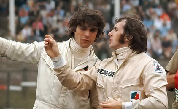 François Cevert, à gauche, et Jackie Stewart : "J'avais décidé de prendre ma retraite fin 1973. Le titre mondial 1974 était pour lui"(copyright Archives AgrippA-media /// archives Elf /// DR)