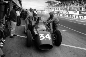 Le manque de compétitivité de la Maserati 250F n’est pas la seule raison de son retrait. A 47 ans, Fangio est fatigué de se battre, fatigué de voir ses amis disparaître. L’envie et le plaisir ont cédé la place à une profonde mélancolie(copyright archives AgrippA-mediA /// archivio Pirelli)