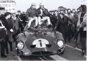 Pedro (à g.) et Ricardo (à d.) Rodríguez se sont installés sur le toit de la Ferrari 250 GTO (châssis n°3987GT) de Luigi Chinetti qui leur fait lui-même remonter la ligne des stands au milieu de la foule(copyright archives AgrippA-mediA /// D.R.)