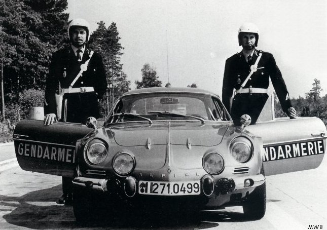 Les célèbres Alpine A110 de la gendarmerie française(copyright archives AgrippA-mediA)