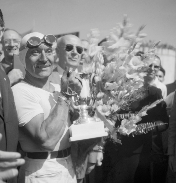 Comment Bonetto parvenait à piloter sa Cisitalia en toute décontraction, souvent d’une seule main, le coude à la portière, la cigarette (parfois la pipe !) aux lèvres ? Réponse en image : Felice était un athlète. Petit gabarit, mais boule de muscle !<br />(copyright archives AgrippA-mediA /// archivio Pirelli /// DR)