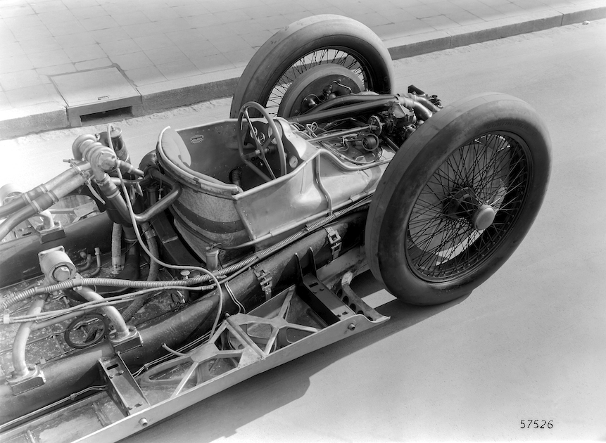 Ferdinand Porsche n'a prévu pour son pilote, Hans Stuck, qu'une place minuscule, très inconfortable, à l'avant de la machine. Il n'aura jamais l'occasion de s'y installer...(copyright archives AgrippA-mediA /// archives Daimler Benz AG)