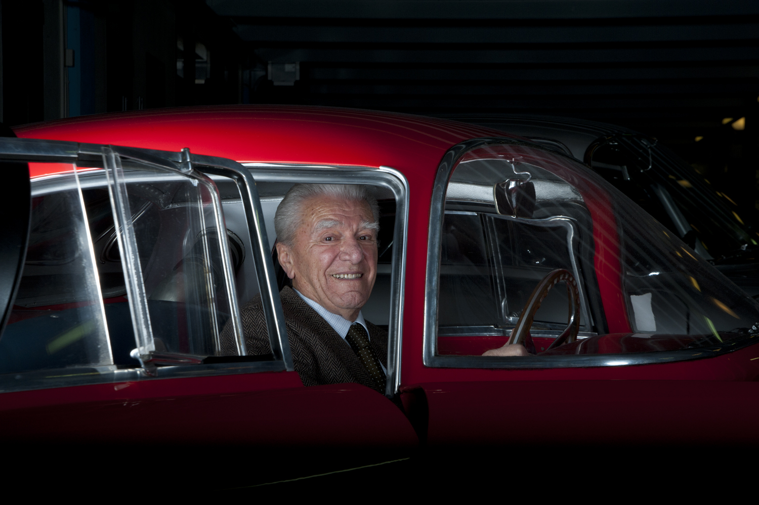 L’Ingegnere Ermanno Cozza, bienveillant patriarche du Trident. Entré chez Maserati en 1951 et toujours actif ! Une légende au service de la légende.(copyright archives AgrippA-mediA /// Photo Charles Guénant)