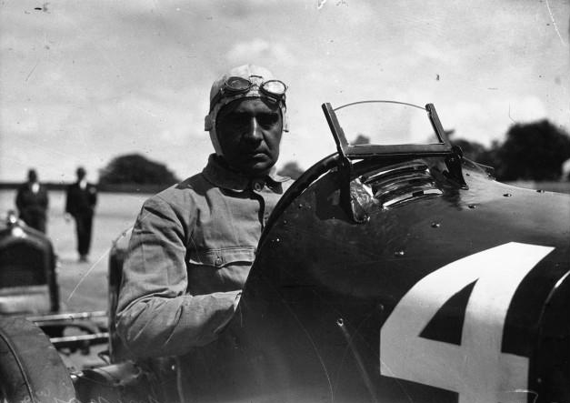 L'une des très rares photos de Ferdinando Minoia, premier champion du monde de Formule 1, avant que la discipline n’en prenne le nom. L'archétype du pilote talentueux et polyvalent : pendant 20 ans, il a gagné sur tous les terrains, sur routes comme sur circuits. Il est aujourd'hui quasi oublié.(photo copyright archives AgrippA mediA /// Fonds Montén)