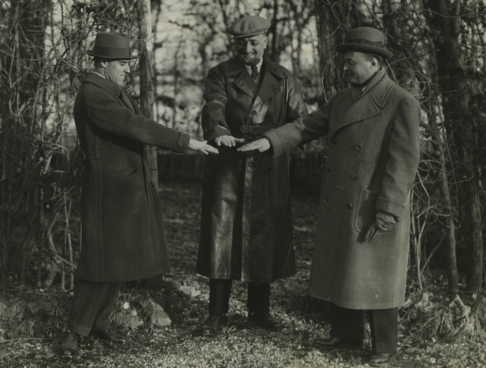 De gauche à droite : Tazio Nuvolari, Enzo Ferrari et Mario Umberto Baconin Borzacchini. Une promesse de fidélité qui tiendra toute leur vie.(copyright archives AgrippA /// Ferruccio Testi - archivio Pirelli)