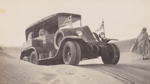 Les Renault 6 roues, dits "M.H.", disposent de trois essieux, mais ce sont des roues doubles qui sont montées à chaque extrémité. Douze pneus qui confèrent à la voiture une exceptionnelle capacité de progression en tout terrain, sable, boue ou cailloux.(copyright archives AgrippA mediA – Fonds Montén)