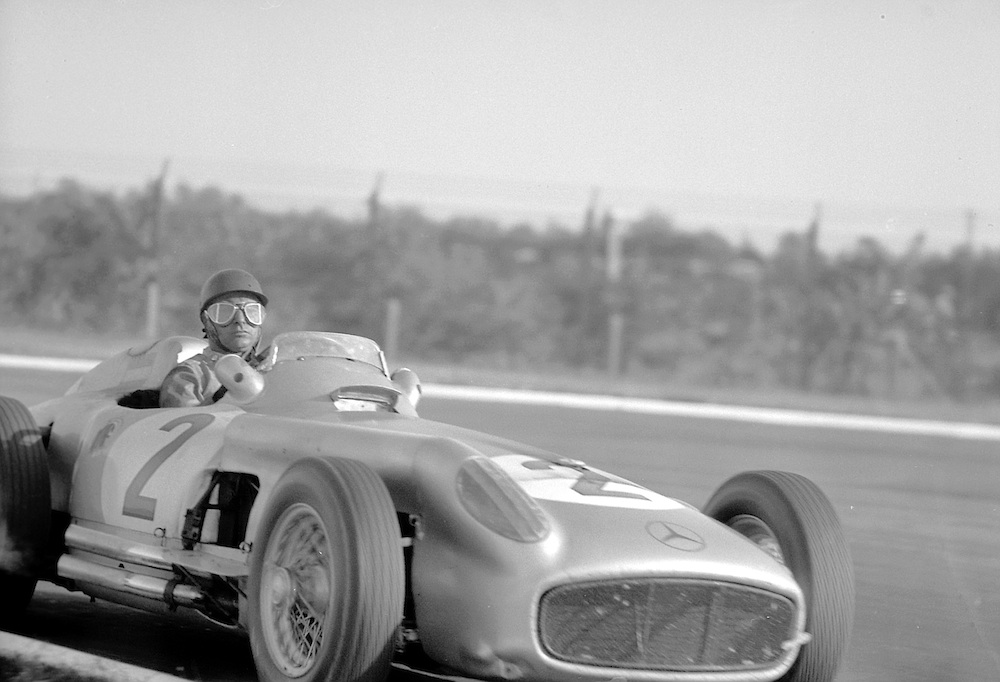 Fangio part en tête et roule comme un diable dans les tous premiers tours. Pas pour prendre les commandes du Grand Prix, mais pour provoquer ses adversaires et les pousser à rouler à fond !(copyright archives AgrippA mediA /// archives Mercedes)