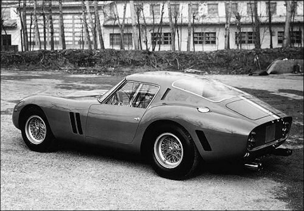 Nés sans becquet arrière, les tous premiers exemplaires de la Ferrari 250 GTO en recevront un qui sera rivé avant livraison aux clients. Une modification offrant une meilleure stabilité à haute vitesse et (accessoirement !) un look plus agressif.(copyright archives AgrippA mediA /// Archivio Ferrari)