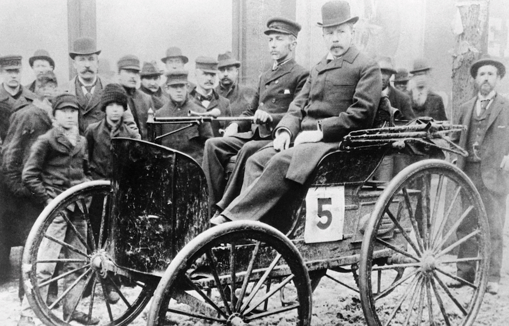 Novembre 1895, Frank Duryea (à gauche) remporte avec son équipier la première course automobile aux Etats-Unis ; du moins la première lors de laquelle un concurrent parvient à atteindre la ligne d’arrivée !(copyright archives AgrippA mediA /// Fonds Montén)