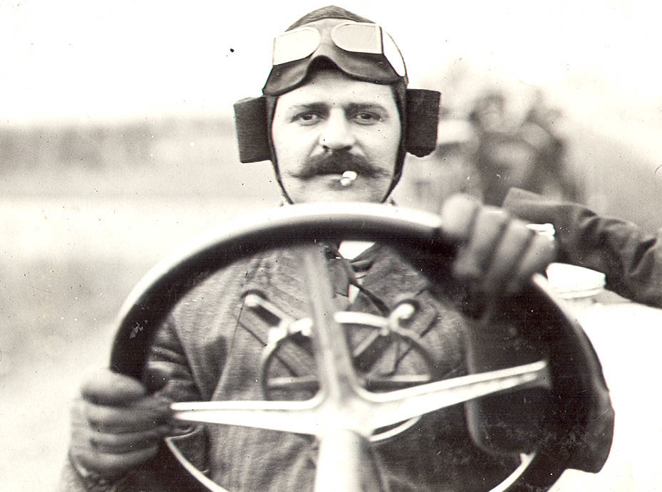Ces yeux, ces mains, ces moustaches, ont bâti une légende…(copyright archives AgrippA mediA /// Fonds Montén)