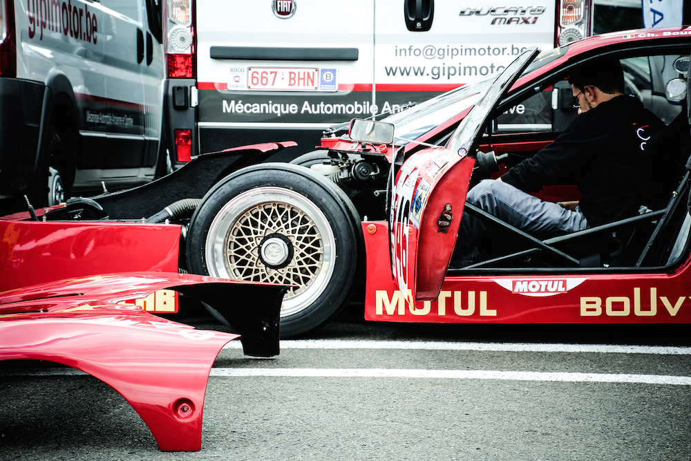 Au cœur de notre plaisir de collectionneur, un professionnel précieux : le garagiste. Bien le choisir et entretenir avec lui une relation de confiance est primordial. Entre lui et nous, existent une suite de droits et devoirs qu’il est essentiel de connaître pour que Tour Auto, Mans Classic, Spa Classic et Grand Prix de l’Age d’Or se soient que des moments de bonheur automobile…(copyright archives AgrippA mediA /// Peter Auto – Stéphanie Bézard)