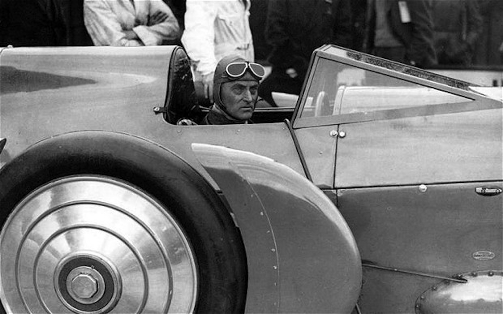 La chasse aux records de vitesse. L'une des plus fantastiques sagas de l'automobile que nous vous racontons en trois parties (ici Malcolm Campbell sur l'une de ses Bluebird).(copyright archives AgrippA mediA /// Fonds Montén)