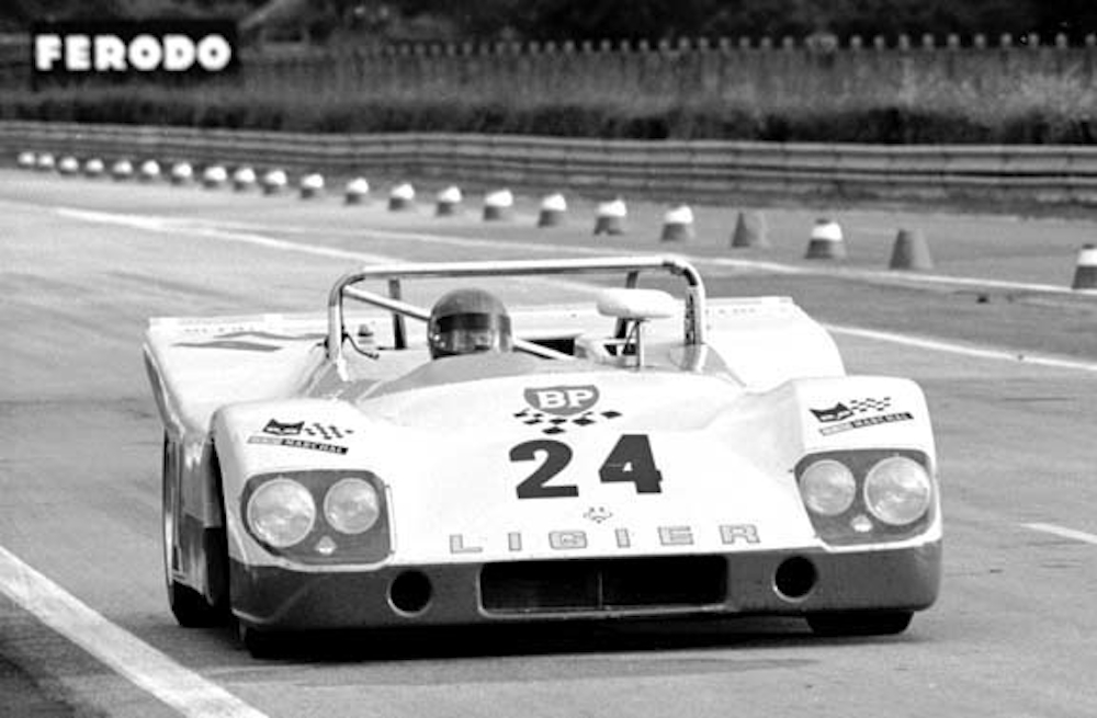 La Ligier JS 3 en action aux 24 Heures du Mans 1971. La voiture va se hisser à la 5e place avant de rencontrer des problème de boîte de vitesses.(copyright archives AgrippA-mediA /// archives Ligier)