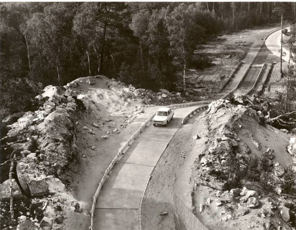 1957, les premières pistes de Mortefontaine sortent de terre. Le site le plus secret de l'automobile française est en train de naître. Et c'est Simca, forcément, qui les inaugure.(copyright archives AgrippA-mediA /// archives CERAM)