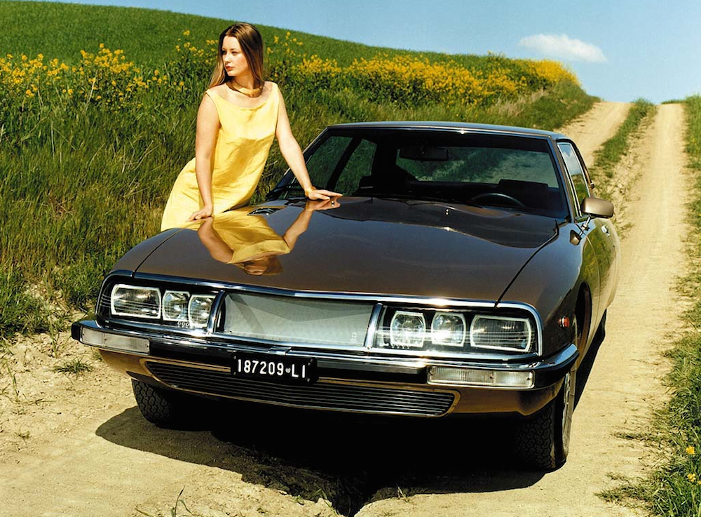 La carrière de la SM commence à être sapée en 1971 par l’instauration des premières limitations de vitesse. Et elle subit le coup de grâce quand celles-ci sont aggravées lorsqu’éclate la guerre du Kippour en 1973. Comme toutes les voitures de forte cylindrée, elle est l’une des victimes collatérales de la flambée des prix du carburant.(copyright archives AgrippA mediA /// archives Citroën)