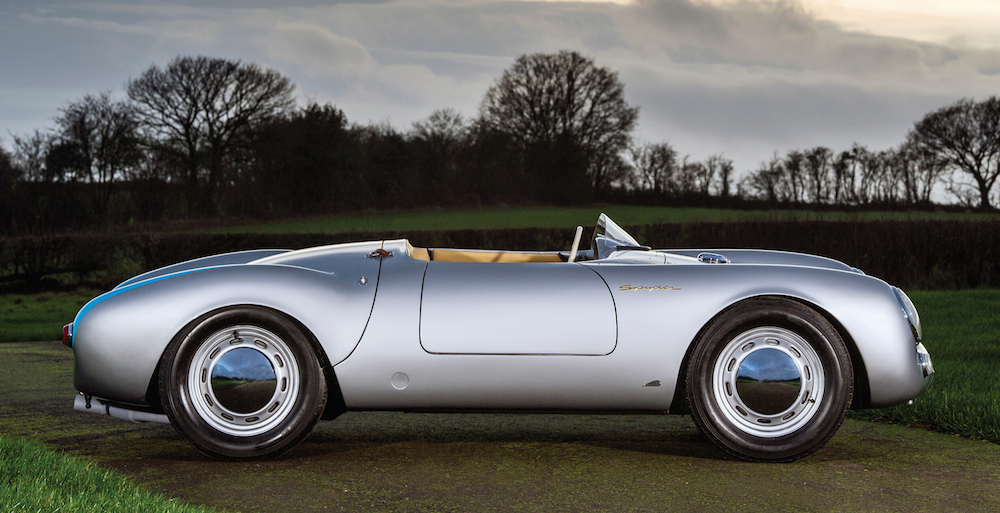 Un Spyder Porsche 550. L'une des valeurs très sûres actuellement en collection. Cet exemplaire de 1955 a changé de mains à Paris en février chez RM-Sotheby's pour 2,744 millions d'euros.(copyright archives AgrippA-mediA /// archives RM-Sotheby's)