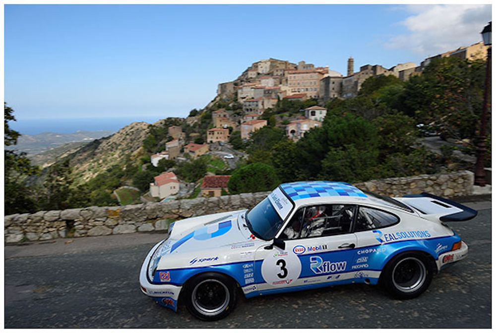 Romain Dumas et Denis Giraudet ont dû attaquer jusqu’au dernier des 818 km de course (dont 316 km de spéciales) avec leur Porsche 911 pour s’assurer la victoire.(copyright archives AgrippA mediA /// archives Tour de Corse Historique 2016)